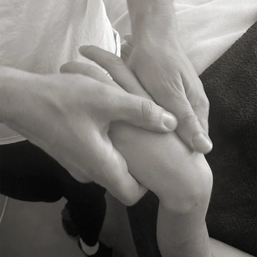 Julie Cros, massage réflexo mains