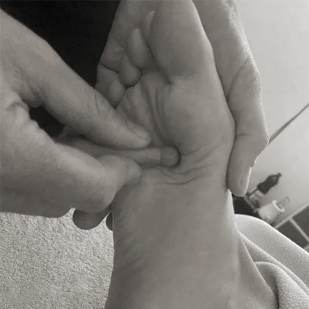 Julie Cros, massage réflexo pieds
